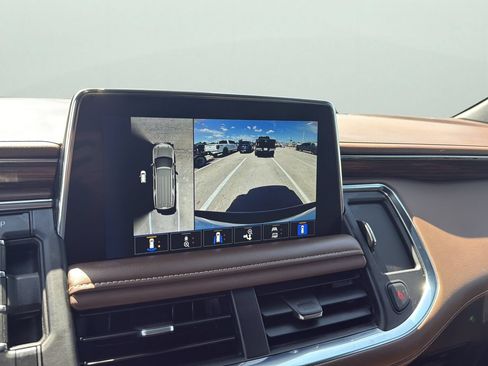 Used 2023 Chevrolet Suburban High Country RWD image 16