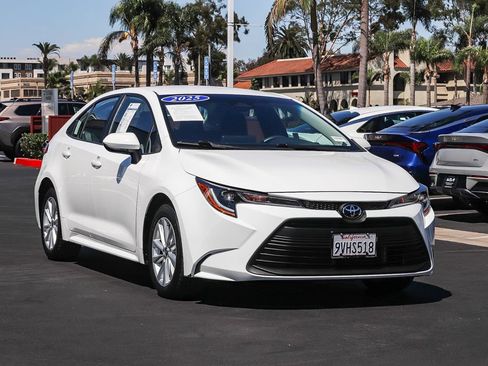 Used 2025 Toyota Corolla LE w/ LE Premium Package FWD image 3