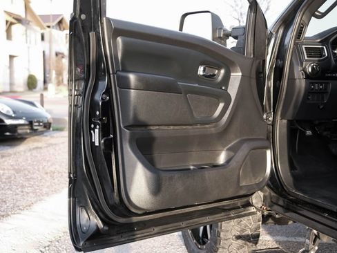 Used 2018 Nissan Titan SV w/ SV Convenience Package image 43