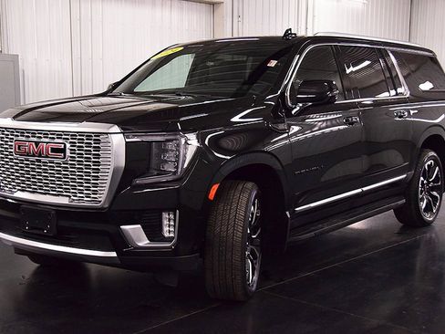 Used 2024 GMC Yukon XL Denali w/ Advanced Technology Package image 3