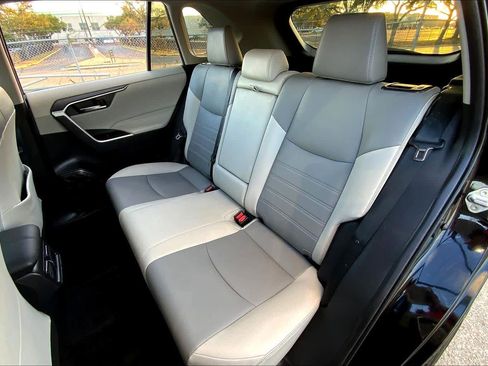 Used 2021 Toyota RAV4 XLE Premium image 19