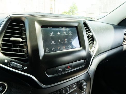 Used 2019 Jeep Cherokee Latitude Plus AWD/4WD image 34