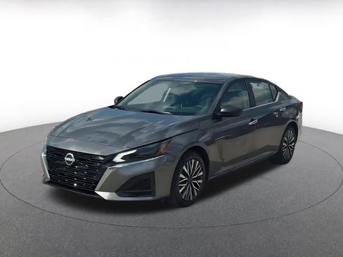 Used 2025 Nissan Altima 2.5 SV FWD image 7