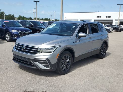Certified 2023 Volkswagen Tiguan SE w/ Panoramic Sunroof Package AWD/4WD image 9