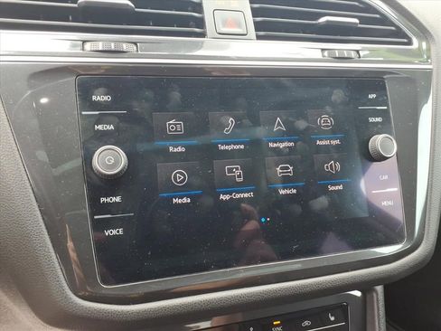 Used 2022 Volkswagen Tiguan SE w/ Panoramic Sunroof Package FWD image 26