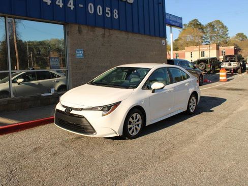 Used 2023 Toyota Corolla LE image 3