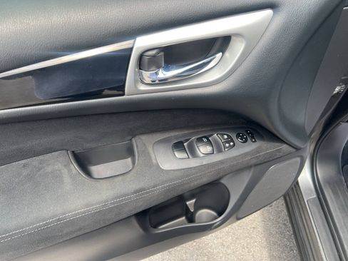 Used 2015 Nissan Pathfinder SV FWD image 11