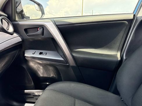 Used 2018 Toyota RAV4 LE FWD image 27