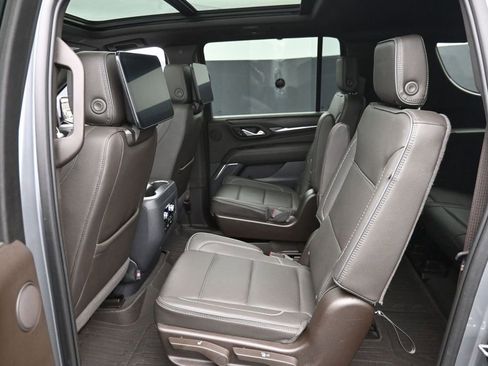 Used 2023 GMC Yukon XL Denali w/ Advanced Technology Package AWD/4WD image 12