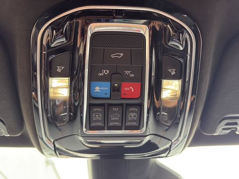 Used 2022 Jeep Grand Wagoneer Series III w/ Rear Seat Video Group 1 AWD/4WD image 17