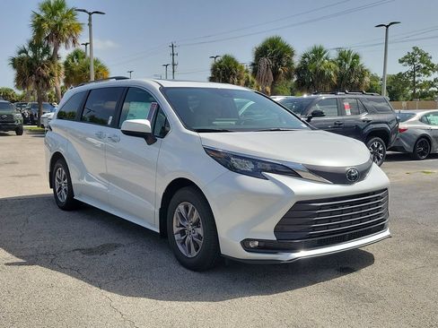 New 2026 Toyota Sienna XLE FWD image 3