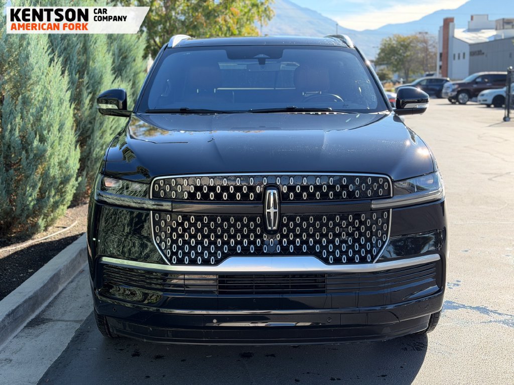 Used 2025 Lincoln Navigator Reserve AWD/4WD image 2