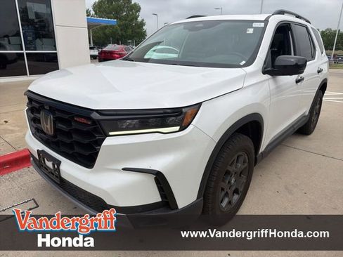 Used 2024 Honda Pilot TrailSport image 1