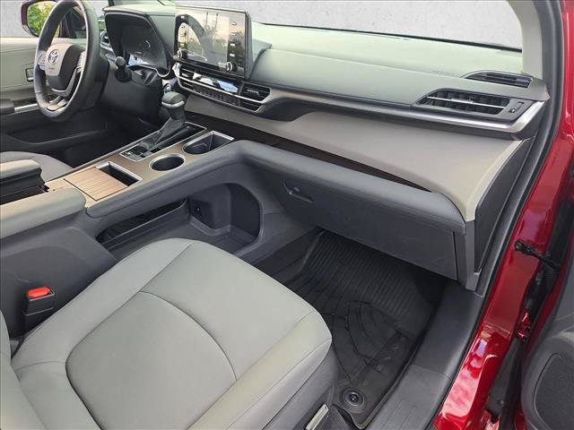 Used 2024 Toyota Sienna XLE FWD image 21