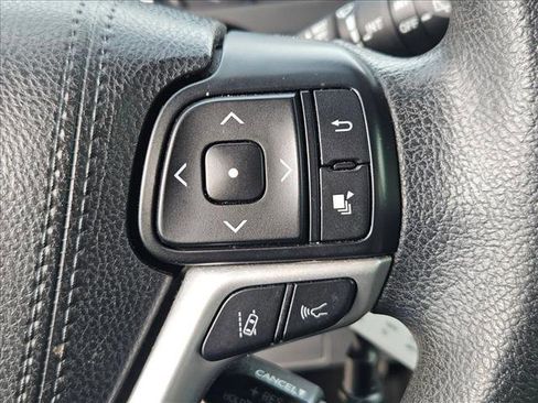 Used 2017 Toyota Highlander LE image 12