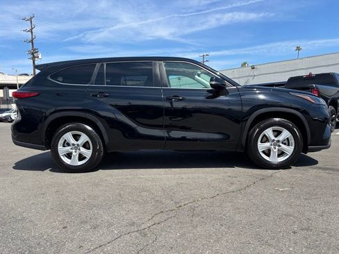 Used 2023 Toyota Highlander L FWD image 3