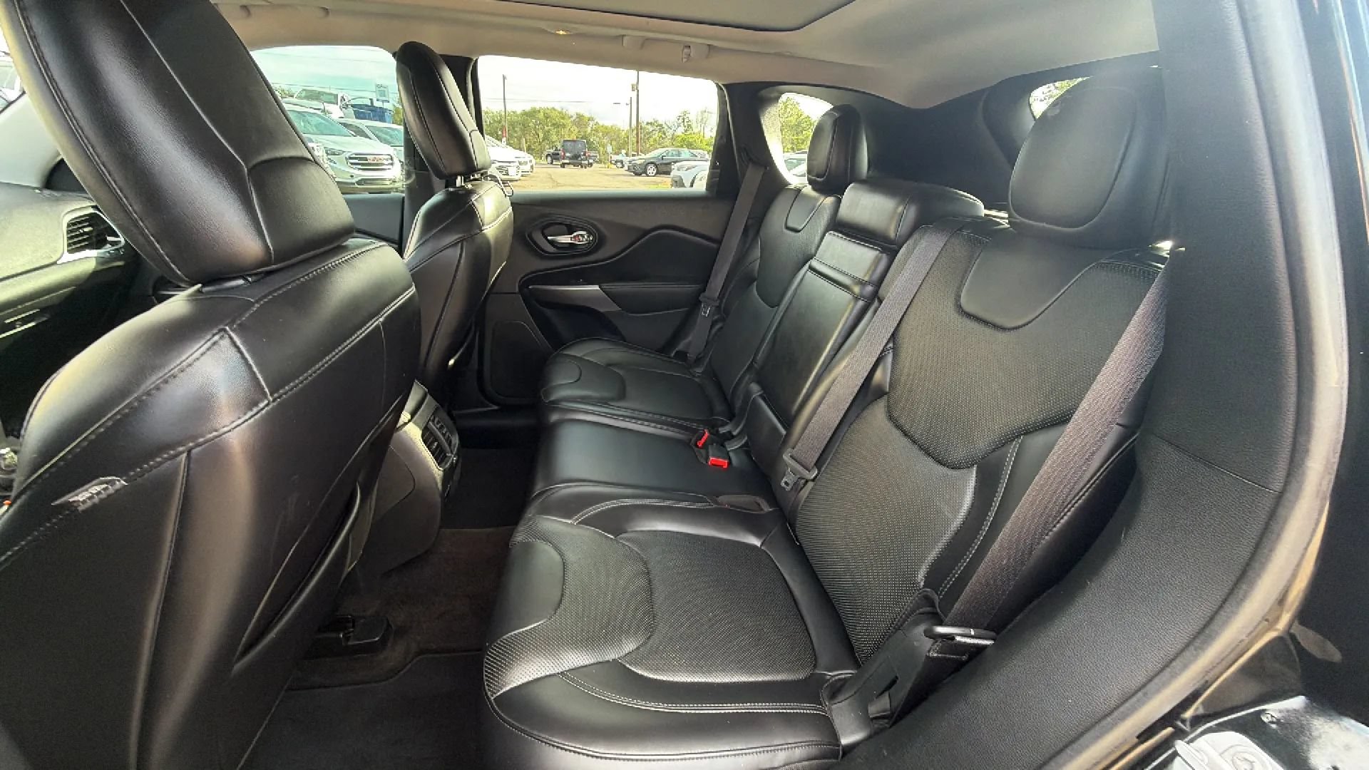 Used 2019 Jeep Cherokee Limited w/ Luxury Group AWD/4WD image 33