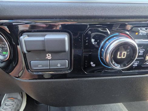 Used 2025 GMC Sierra 1500 SLT AWD/4WD image 14
