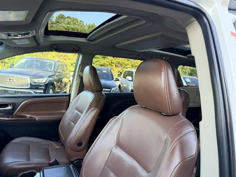 Used 2015 Toyota Sienna Limited Premium FWD image 28
