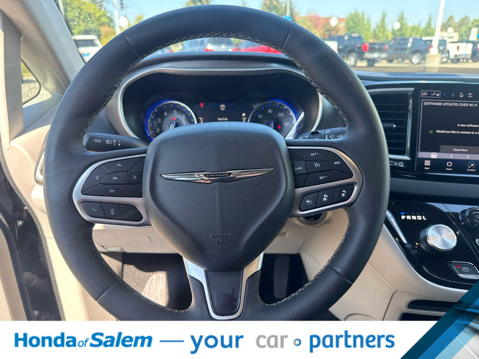 Used 2024 Chrysler Pacifica Touring-L FWD image 15