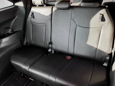 Used 2025 Toyota Sienna Platinum image 18