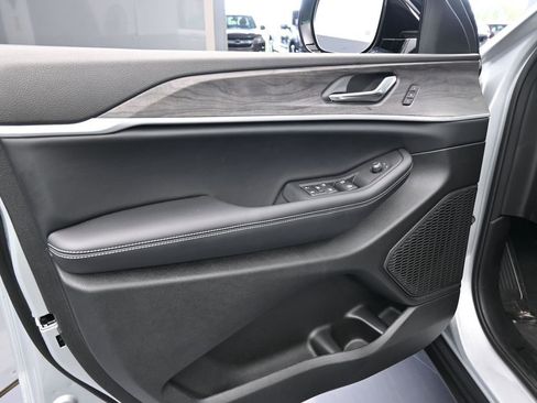 Used 2025 Jeep Grand Cherokee L Limited image 15