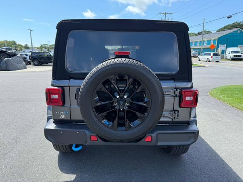 Used 2022 Jeep Wrangler Unlimited Sahara w/ Cold Weather Group image 9