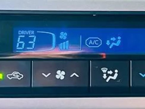 Used 2017 Toyota Highlander XLE w/ Carpet Mat Package AWD/4WD image 18