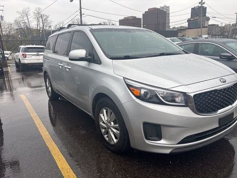 Used 2015 Kia Sedona LX w/ LX Convenience Package image 3