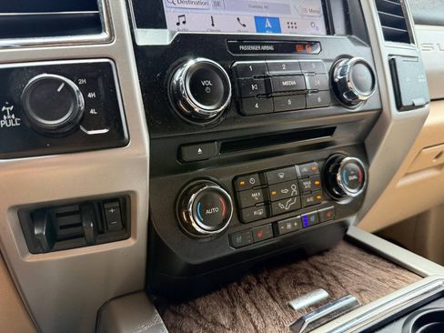 Used 2018 Ford F250 Lariat w/ Lariat Ultimate Package AWD/4WD image 29