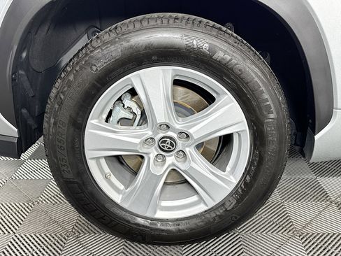 Used 2025 Toyota Highlander LE FWD image 32