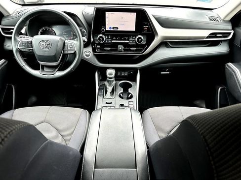 Used 2024 Toyota Highlander LE AWD/4WD image 29