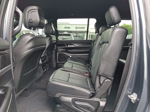 Certified 2022 Jeep Wagoneer Series I AWD/4WD image 10