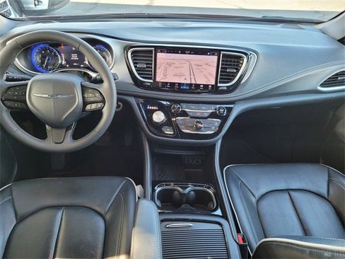 Certified 2025 Chrysler Pacifica Limited image 6