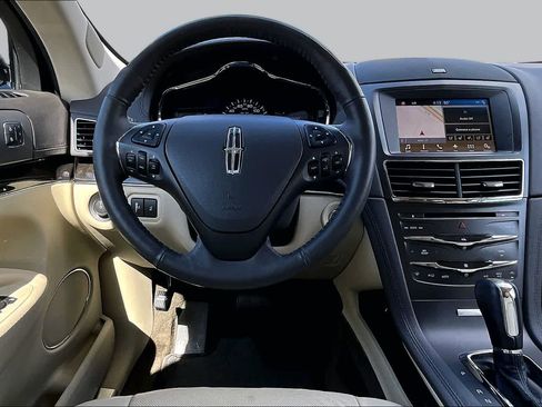 Used 2018 Lincoln MKT AWD image 8