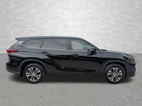 Used 2023 Toyota Highlander XLE image 3