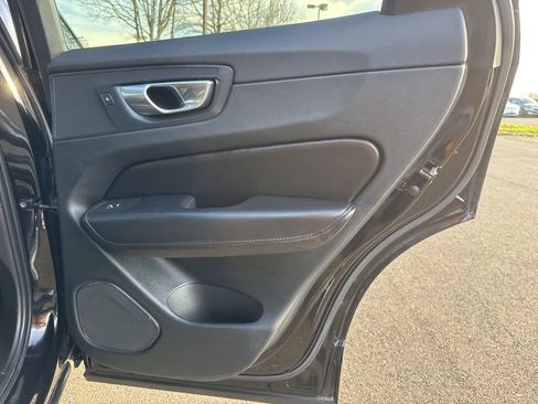 Used 2023 Volvo XC60 B5 Plus image 21