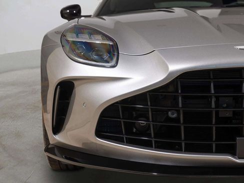 Used 2025 Aston Martin V8 Vantage Coupe image 25