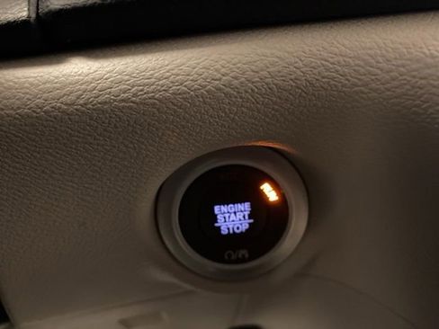 Used 2018 Chrysler Pacifica Touring-L Plus w/ Advanced Safetytec Group FWD image 16