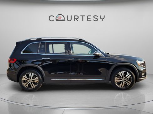 Used 2024 Mercedes-Benz GLB 250 w/ Driver Assistance Package image 6