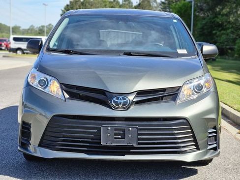 Used 2020 Toyota Sienna L image 2