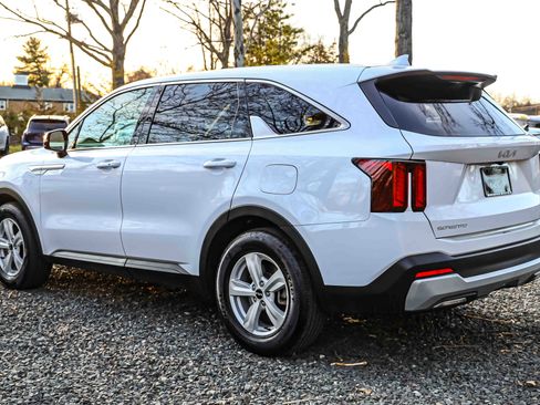 Used 2024 Kia Sorento LX image 4