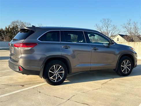 Used 2017 Toyota Highlander XLE image 4