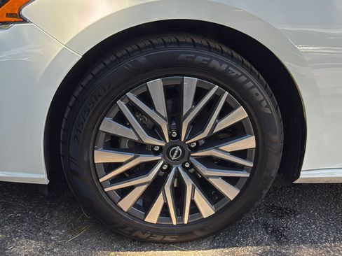 Used 2025 Nissan Altima 2.5 SV FWD image 30