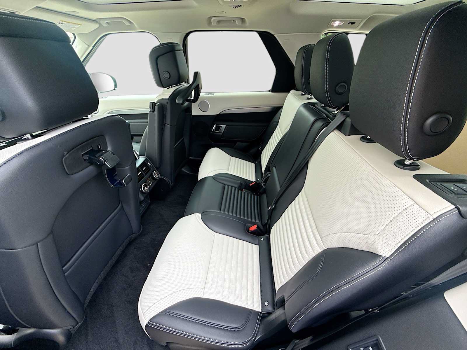 New 2026 Land Rover Discovery Limited Edition AWD/4WD image 15