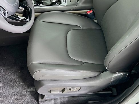 New 2025 Kia Carnival SX FWD image 4