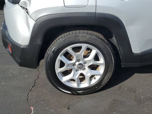 Used 2018 Jeep Renegade Latitude FWD image 5