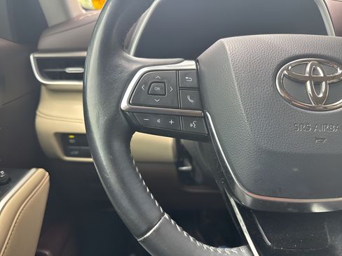 Used 2020 Toyota Highlander XLE FWD image 13