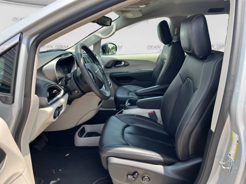 Used 2024 Chrysler Pacifica Touring-L FWD image 11