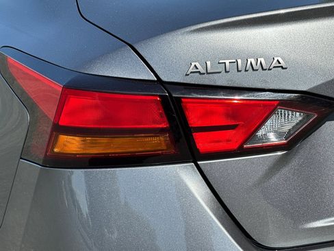 Used 2024 Nissan Altima 2.5 SV FWD image 13